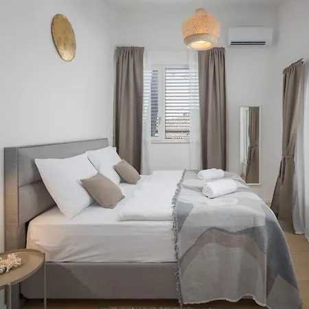 Valdora - Luxury With Heated Pool Villa *