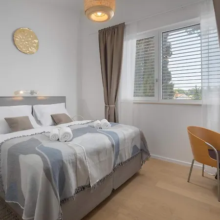 Valdora - Luxury With Heated Pool Villa