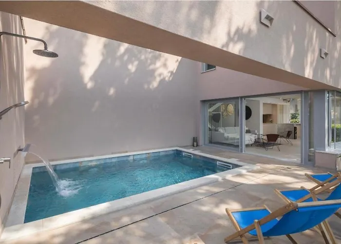 Valdora - Luxury With Heated Pool * Новиград