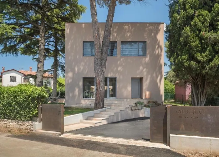 Valdora - Luxury With Heated Pool Villa