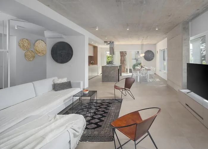 Valdora - Luxury With Heated Pool *