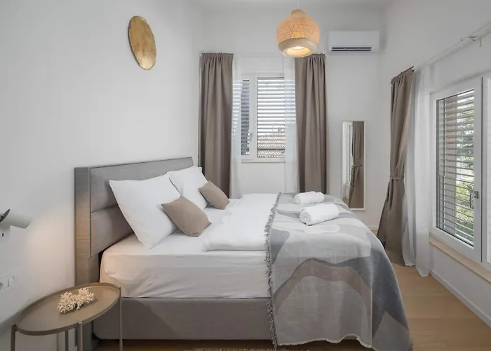 Valdora - Luxury With Heated Pool Vila *
