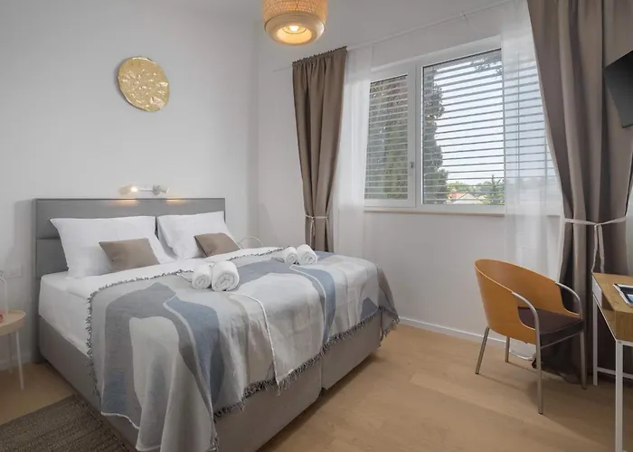 Valdora - Luxury With Heated Pool Villa