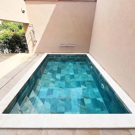 Valdora - Luxury With Heated Pool Villa