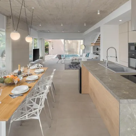 Valdora - Luxury With Heated Pool Villa *