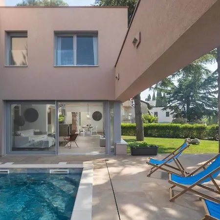 Villa Valdora - Luxury With Heated Pool *