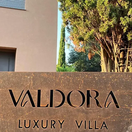 Valdora - Luxury With Heated Pool *